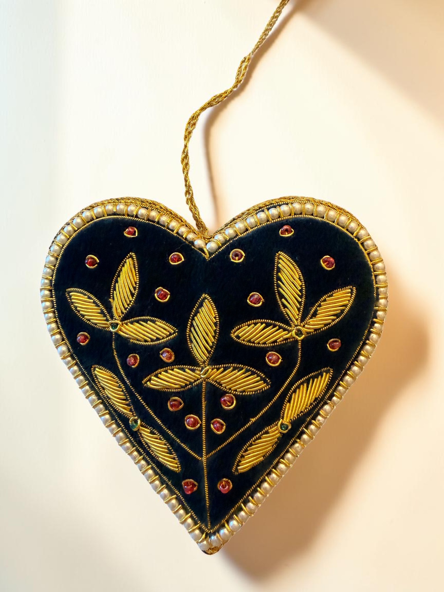 Noir Leaves & Pearl Heart Ornament